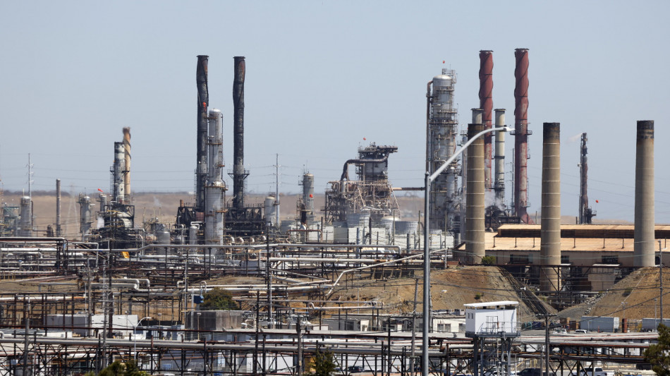 Il petrolio in rialzo a New York a 60,37 dollari