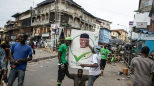 Sierra Leones Pr&auml;sident Bio trotz umstrittenen Wahlergebnisses im Amt vereidigt