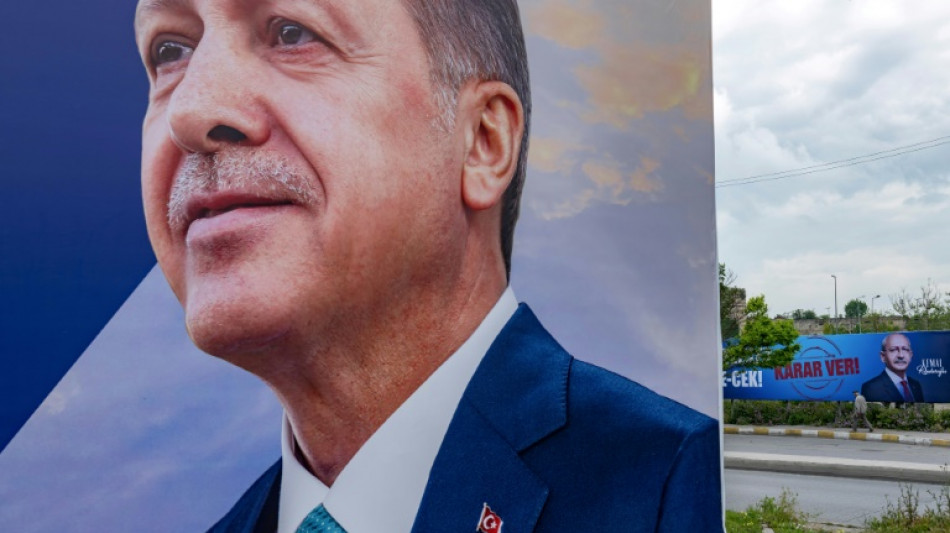 T&uuml;rkischer Teenager wegen Hitlerb&auml;rtchens auf Erdogan-Poster festgenommen