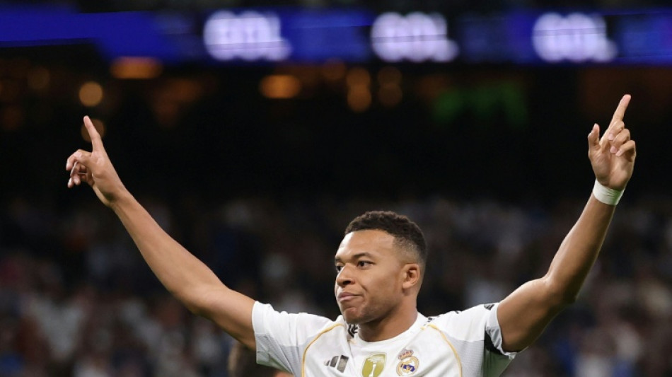 Real Madrid goleia Valencia (4-0) e se mant&eacute;m isolado na lideran&ccedil;a do Espanhol