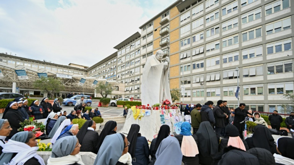 El papa Francisco sigue "estable" y da las gracias a los m&eacute;dicos