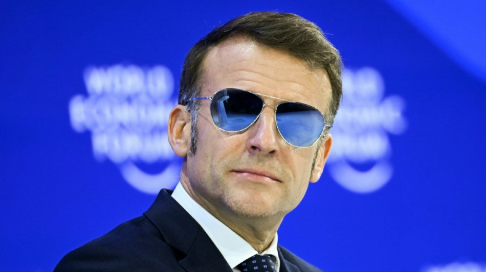 "Bonjour!" Starmer s'amuse des lunettes de Macron, qui lui r&eacute;pond 