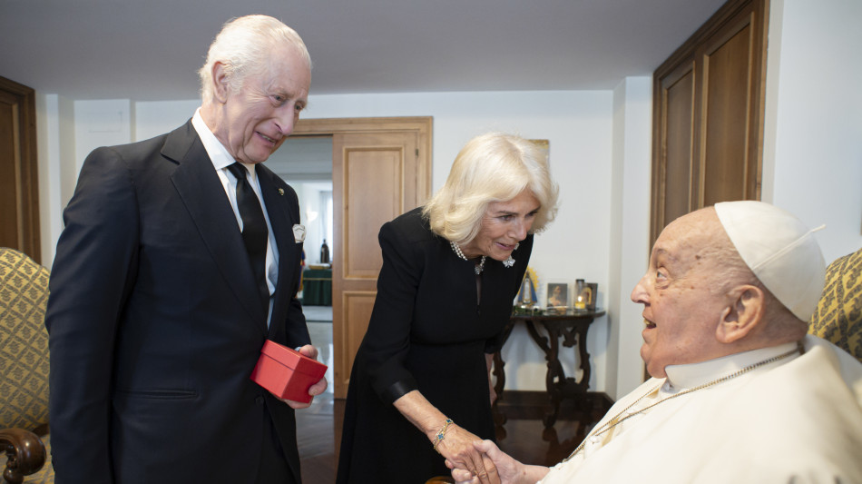 Il Papa con Carlo e Camilla, sorridente e senza ossigeno