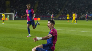 Champions: show del Barcellona, Psg avanti con Kvara