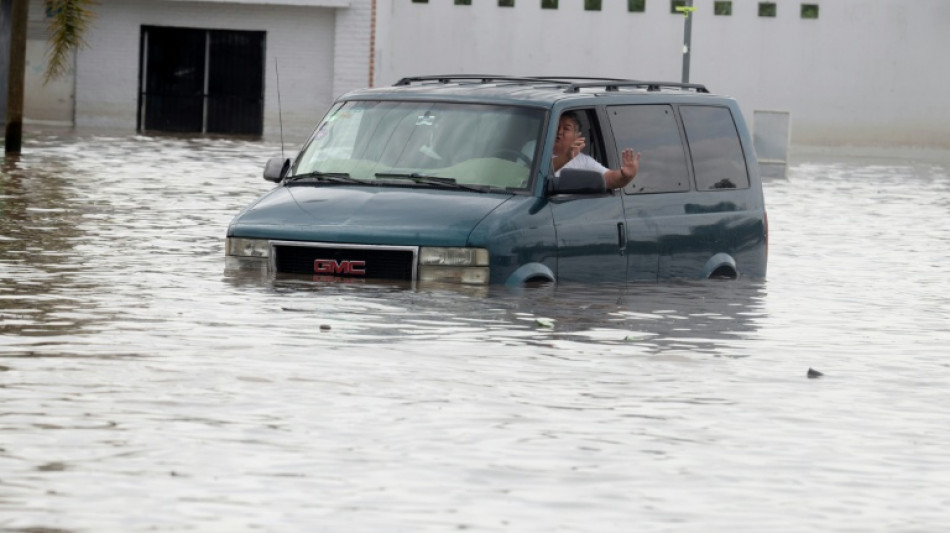 Fuertes lluvias e inundaciones paralizan un suburbio del oeste de M&eacute;xico