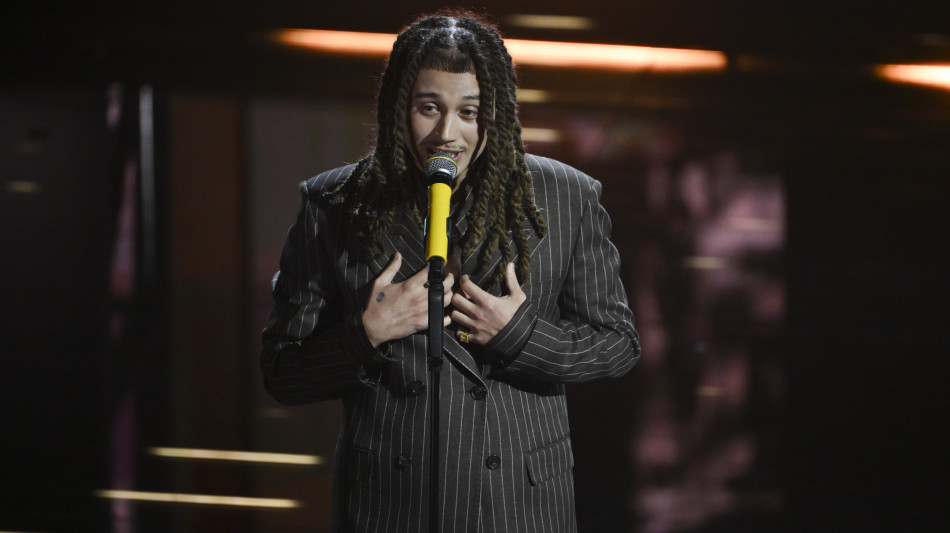 Sayf sul palco con doppiopetto marrone e solo un anello