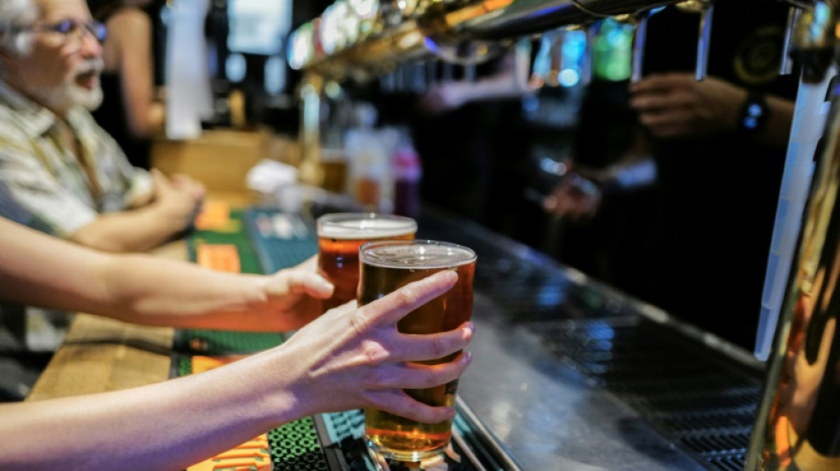 Alcool: les Fran&ccedil;ais boivent moins mais les exc&egrave;s augmentent chez les femmes