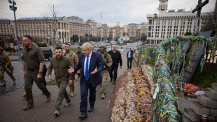 L'Ukraine pr&ecirc;te pour la "grande bataille" dans l'est, les &eacute;vacuations se poursuivent