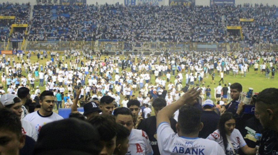 Detidos dirigentes do clube salvadorenho Alianza ap&oacute;s tumulto em est&aacute;dio que matou 12