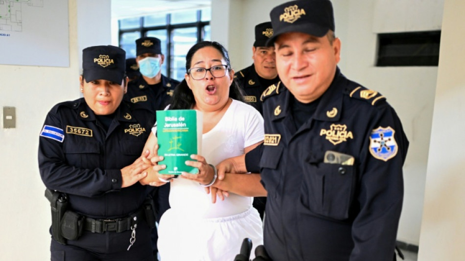 ONG denuncia traslado "arbitrario" de c&aacute;rcel de abogada cr&iacute;tica de Bukele