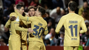 El Bar&ccedil;a golea para meterse en cuartos de Copa, el Real Madrid supera un susto