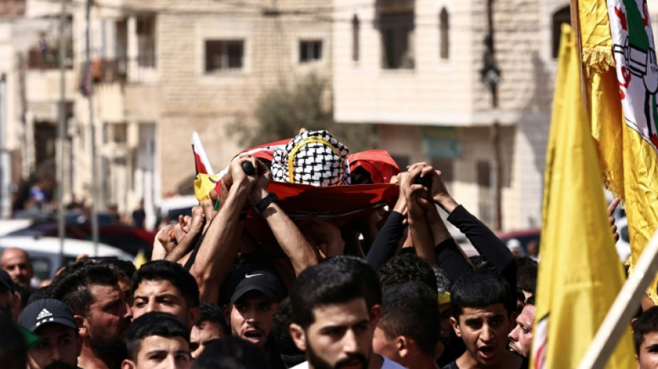 Funerais de palestinos mortos na Cisjord&acirc;nia ocupada re&uacute;nem centenas de pessoas