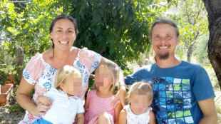 Famiglia nel bosco, i tre bambini verso il primo ingresso a scuola