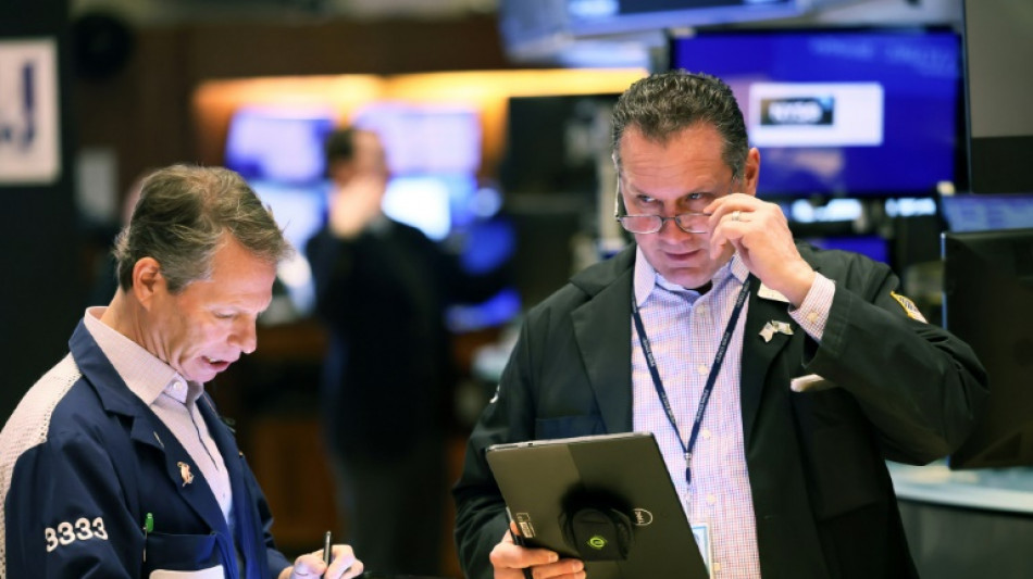 Wall Street ouvre en baisse, &eacute;tourdie par le bond des cr&eacute;ations d'emplois