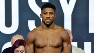 Joshua overcomes jeers to stop stand-in opponent Helenius 