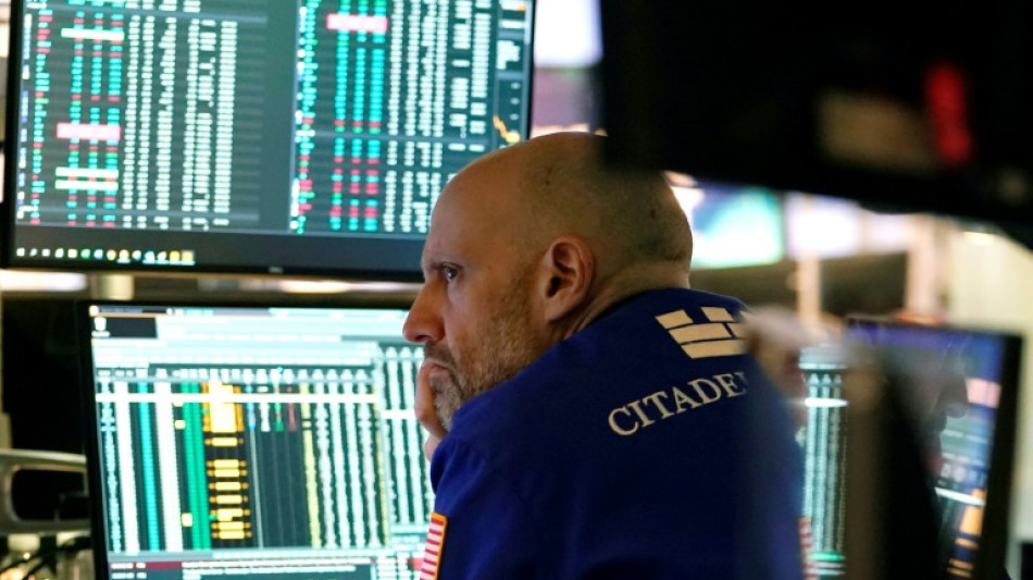 Wall Street ouvre en baisse, le march&eacute; reste f&eacute;brile