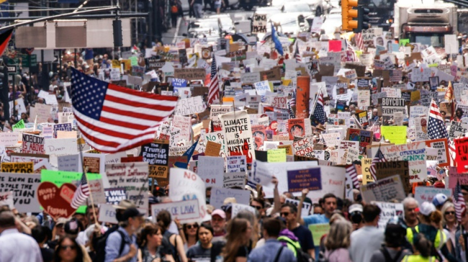Miles de personas salen a las calles de Nueva York en defensa de la democracia