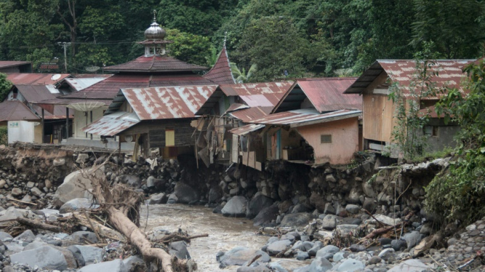 Indon&eacute;sie: une trentaine de morts dans des inondations et des coul&eacute;es de lave froide