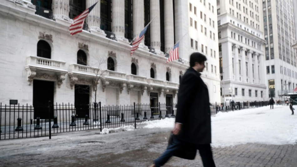 Wall Street h&eacute;site, entre valeurs technologiques et mauvais chiffre de l'emploi