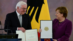 Höchster Verdienstorden an Merkel - Steinmeier ehrt "beispiellose" Politikerin