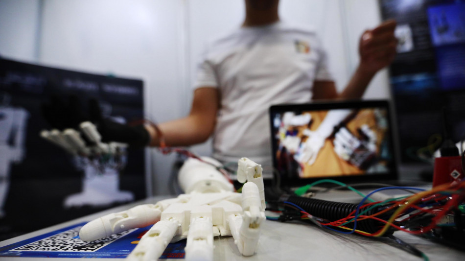 Testato con successo arto robotico 'extra', può sentire il tatto