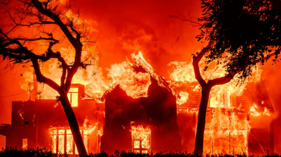 Miles de evacuados por voraces incendios en las afueras de Los &Aacute;ngeles