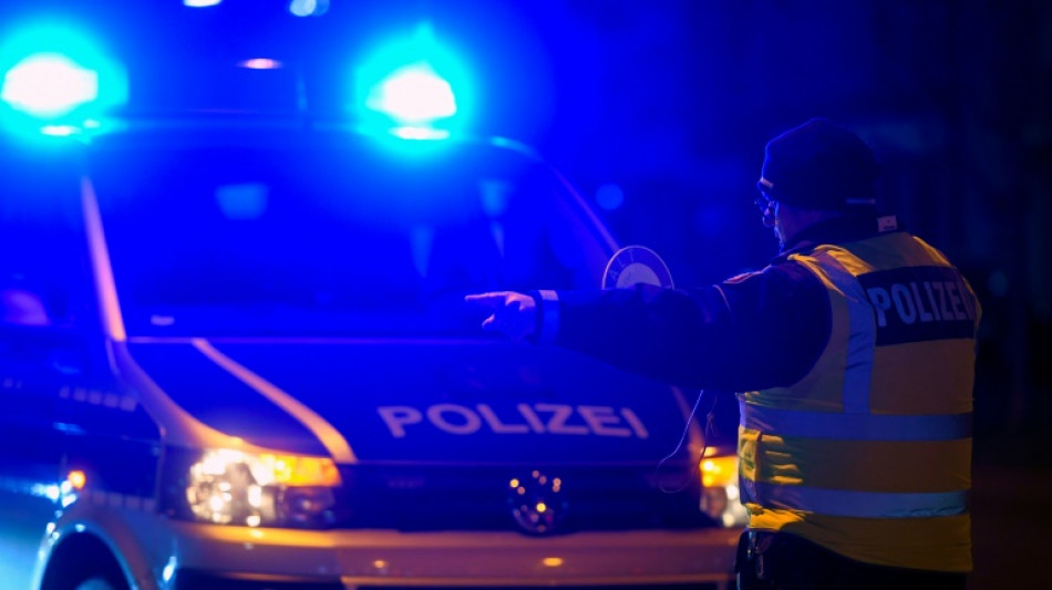 Auf dem Scho&szlig; der Mutter: Einj&auml;hriges Kind sitzt auf Autobahn hinterm Steuer