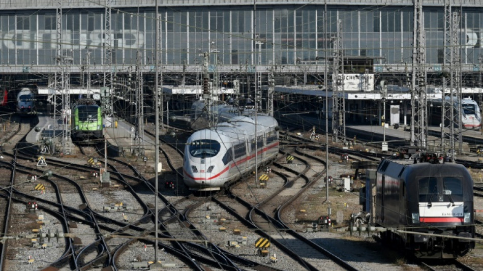 Gericht best&auml;tigt Recht nicht-bin&auml;rer Menschen auf geschlechtsneutrale Anrede durch Bahn