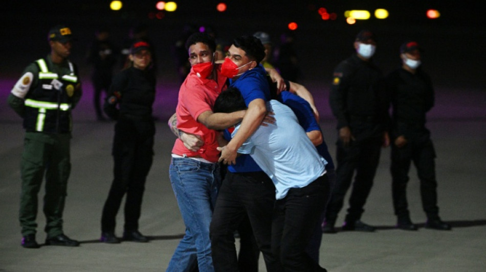 Imigrantes libertados por El Salvador chegam &agrave; Venezuela ap&oacute;s troca com EUA