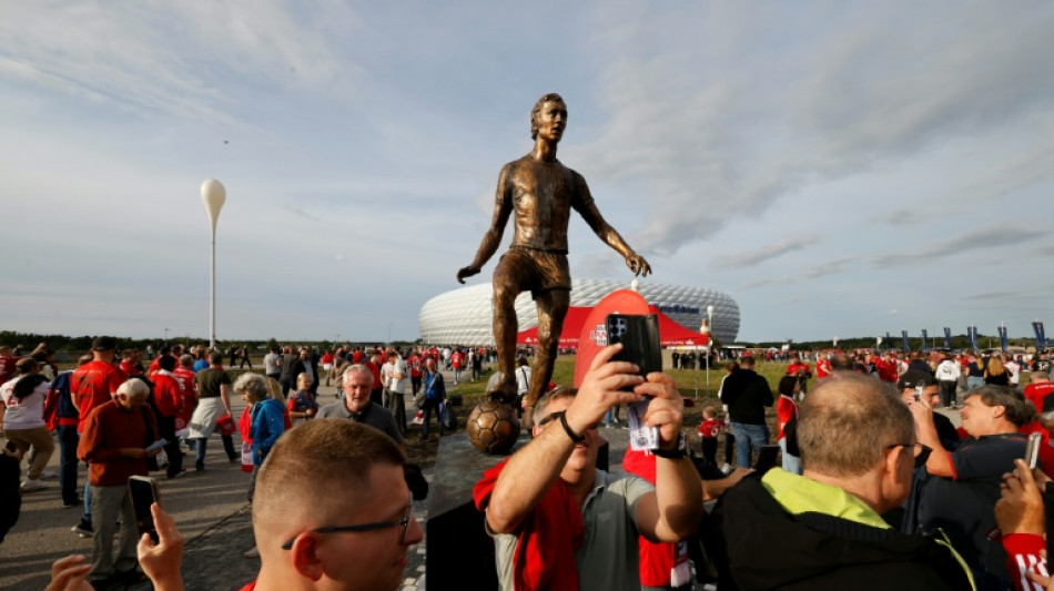 Una estatua de Beckenbauer erigida en la explanada del Allianz Arena de M&uacute;nich