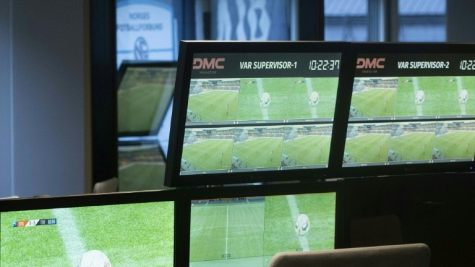 Clubes do futebol noruegu&ecirc;s pedem fim do VAR