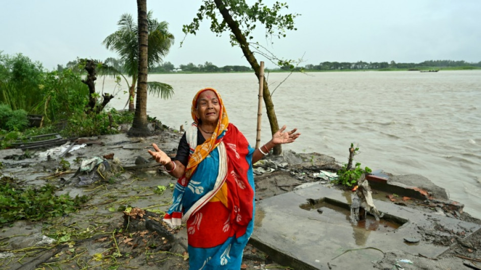 Refugiados clim&aacute;ticos huyen de pueblos arrasados por las inundaciones en Banglad&eacute;s 