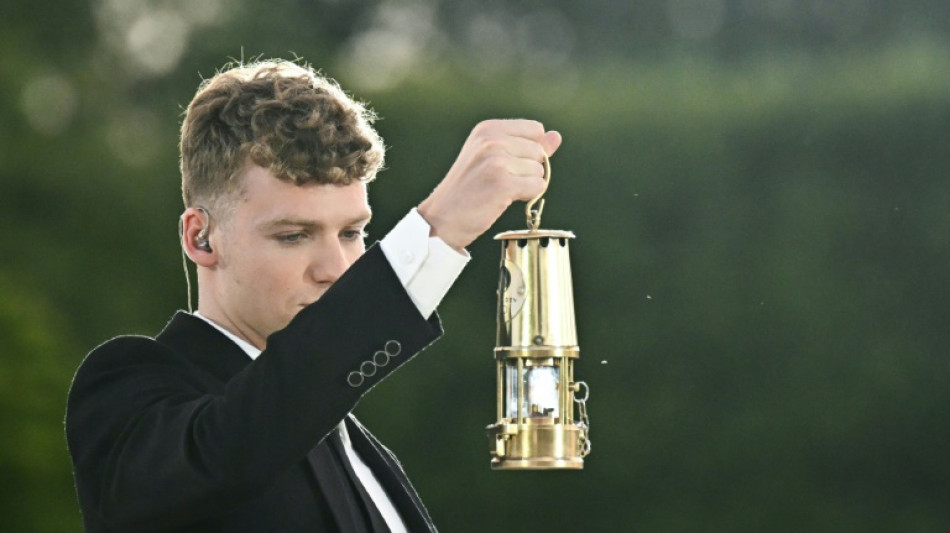 El nadador L&eacute;on Marchand apaga el pebetero ol&iacute;mpico en el &uacute;ltimo d&iacute;a de los Juegos 