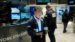 Wall Street ouvre divis&eacute;e au d&eacute;but d'une semaine charg&eacute;e en r&eacute;sultats d'entreprises