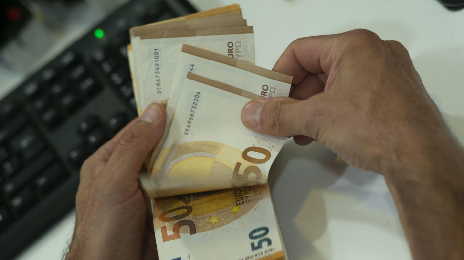 L'euro a 1,1572 dollari, in calo dello 0,07%