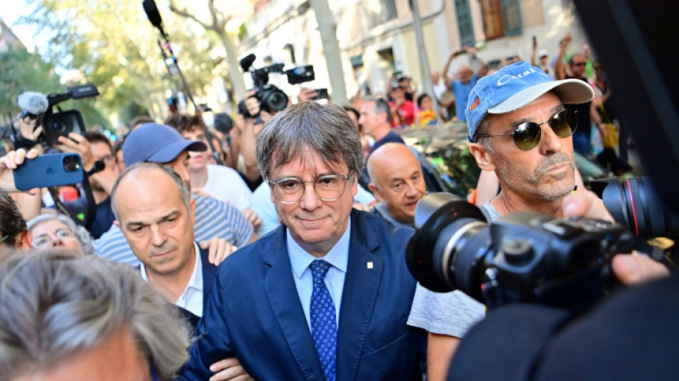 Separatista Carles Puigdemont reaparece brevemente na Espanha ap&oacute;s 7 anos foragido