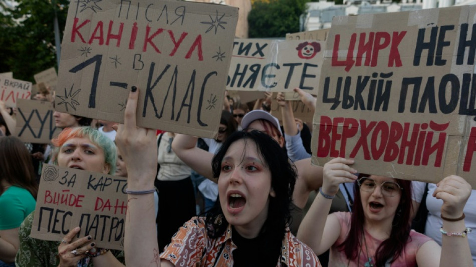 Ukrainer protestieren weiter gegen Verteidigungsminister-Aus - Erneute russische Angriffe