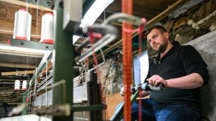 El tejido de lana 'tweed', una tradici&oacute;n que se perpet&uacute;a en una isla al norte de Escocia