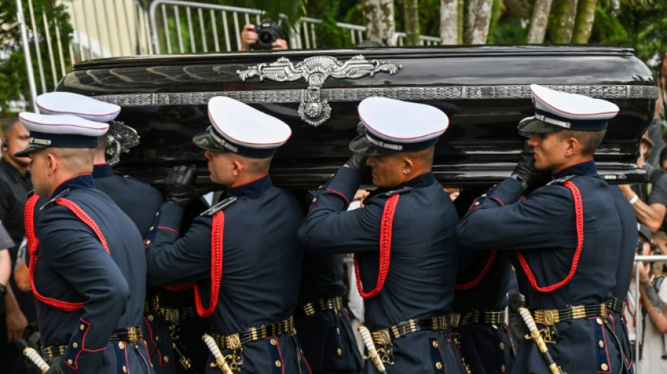El "rey" Pel&eacute; fue sepultado en Brasil tras masivo homenaje