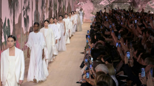 L'apparente simplicit&eacute; des d&eacute;esses Dior haute couture 