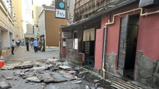 Sisma in Giappone, esplosione in un centro commerciale, persone intrappolate