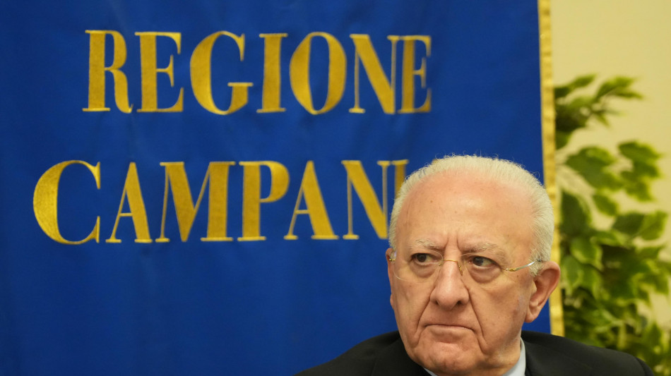 De Luca ironizza, 'si &egrave; pronunciata l'Altissima Corte'