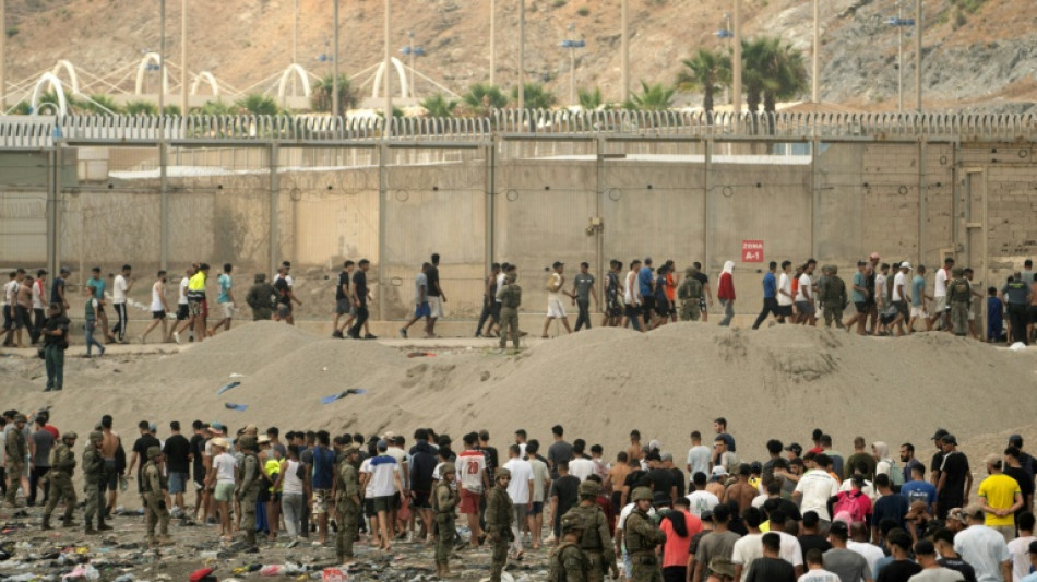 Avalanche de migrantes paralisa vida cotidiana em Ceuta