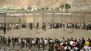 Avalanche de migrantes paralisa vida cotidiana em Ceuta