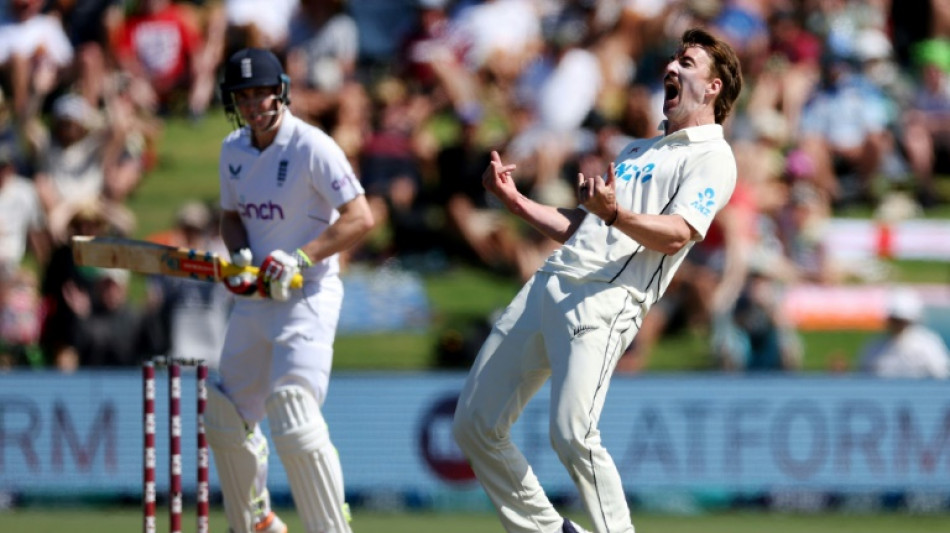 Big-hitting England open up 256-run first Test lead over New Zealand