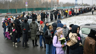 T&uacute;mulo de Navalny atrai mais de mil pessoas em Moscou no anivers&aacute;rio de sua morte