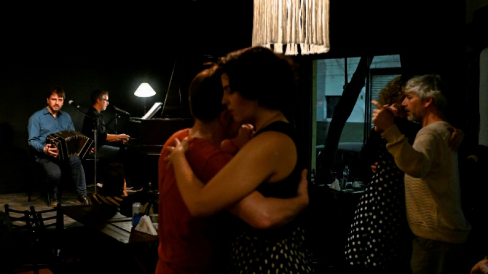 Milongas de Buenos Aires: ref&uacute;gio do tango em meio &agrave; crise na Argentina