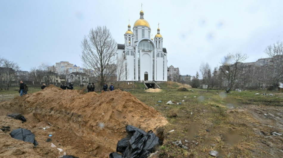 Bucha llora a sus muertos en torno a las fosas comunes tras la retirada rusa