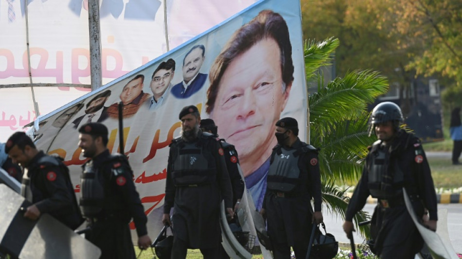 Pakistan: le Premier ministre échappe à la chute et obtient des élections anticipées