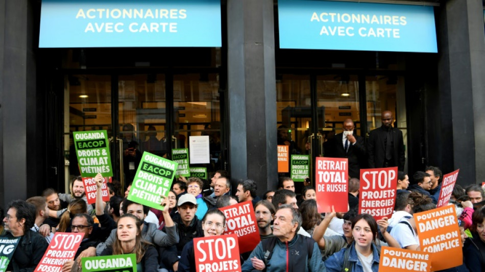 Des ONG bloquent l'acc&egrave;s &agrave; assembl&eacute;e g&eacute;n&eacute;rale de TotalEnergies